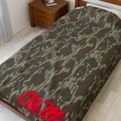 Cozy Velveteen Camo Plush Blanket, Soft Camo Throw for Fans, Perfect for Game Day, Home Decor, Snuggling, Gifts