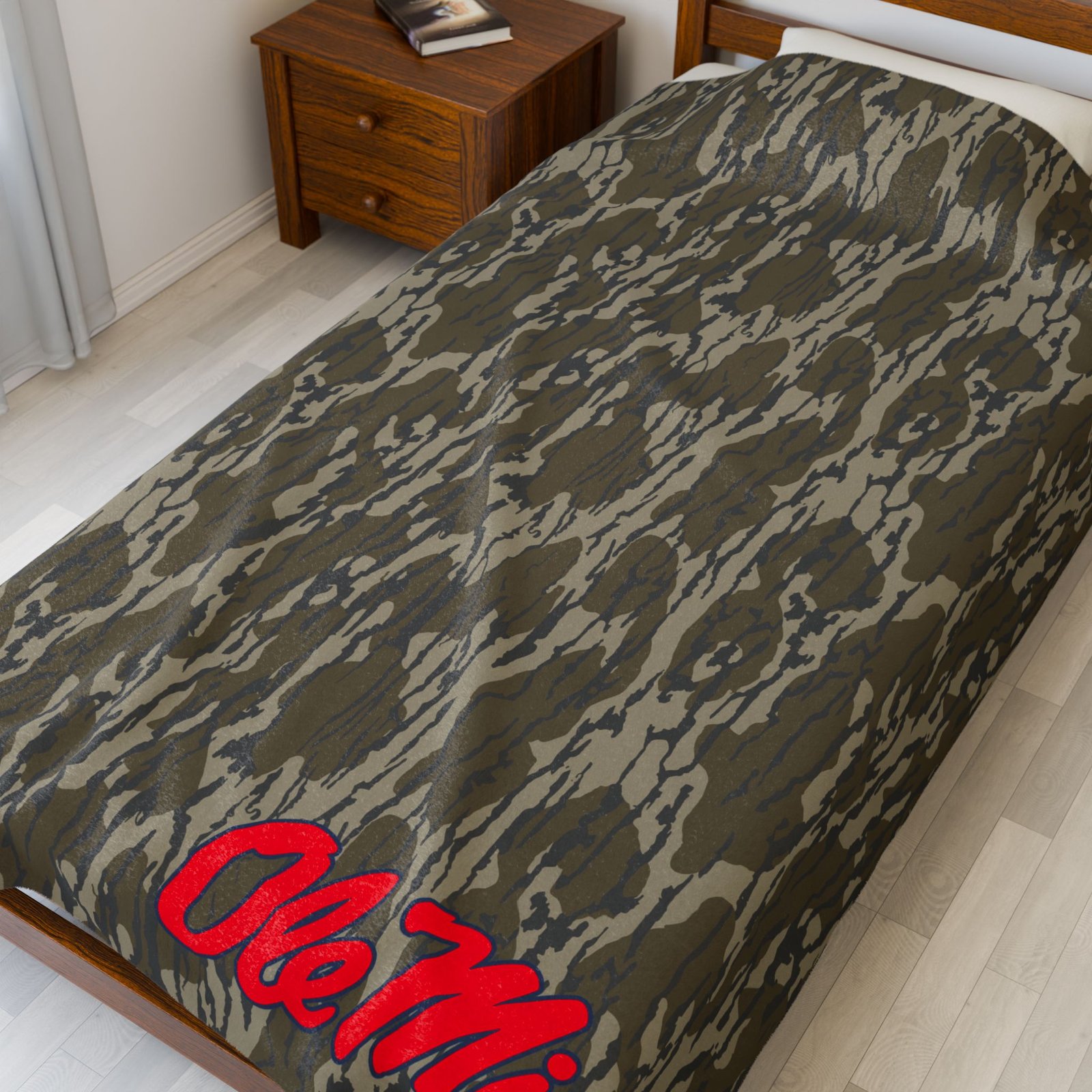 Cozy Velveteen Camo Plush Blanket, Soft Camo Throw for Fans, Perfect for Game Day, Home Decor, Snuggling, Gifts